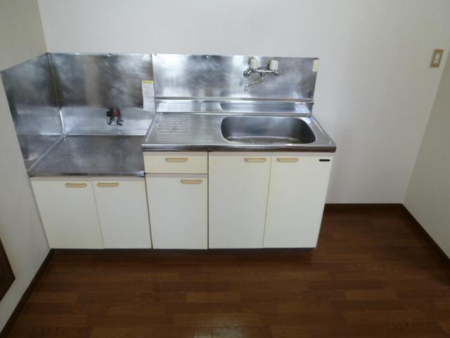 Kitchen. Cutting board space is also available properly. 