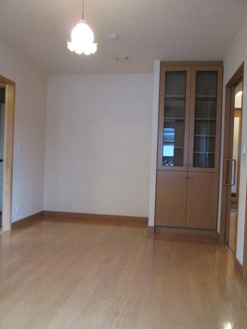 Non-living room. First floor Walk-in closet with a Western-style 7 Pledge