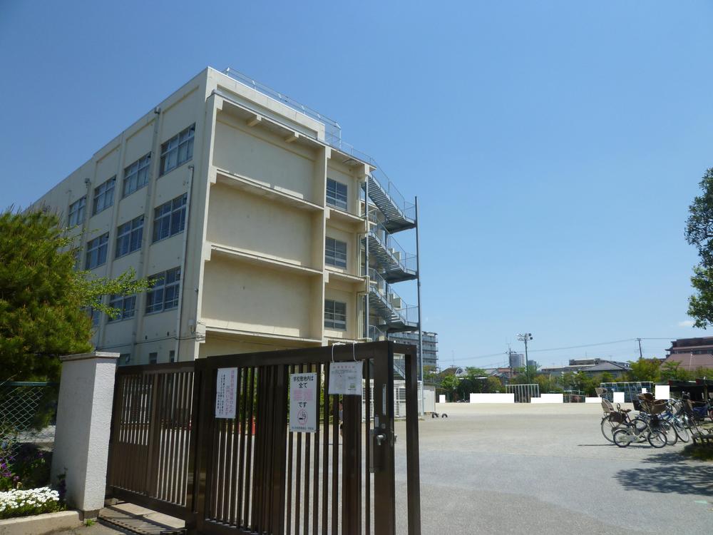 Primary school. Ozu Elementary School: about 360m (5 minutes walk)