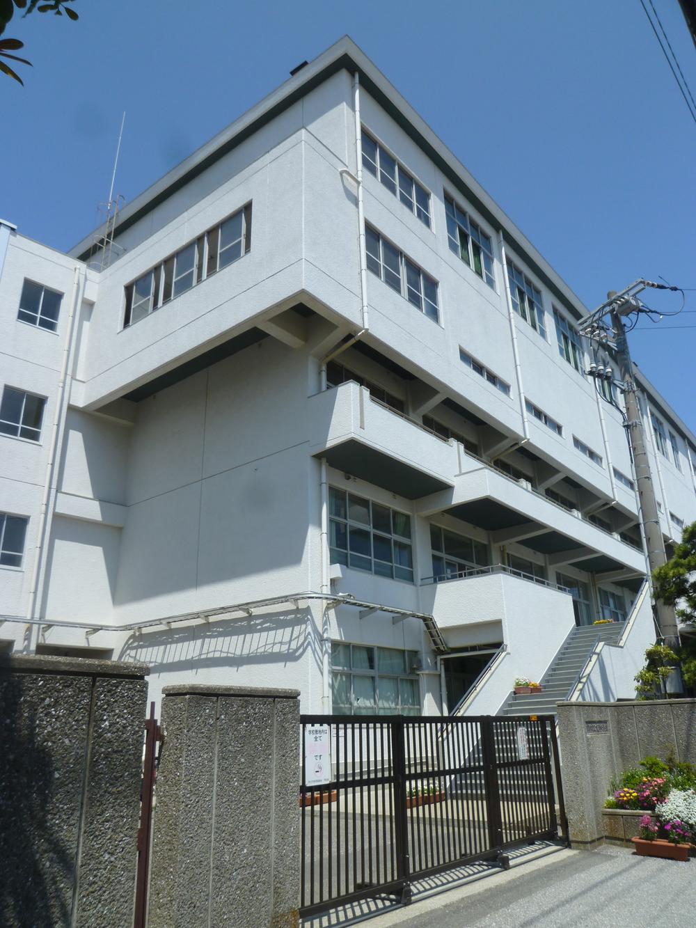 Junior high school. Ozu 80m until junior high school