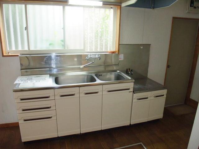 Kitchen. Two-burner gas stove installation Allowed. There is under-floor storage and back door