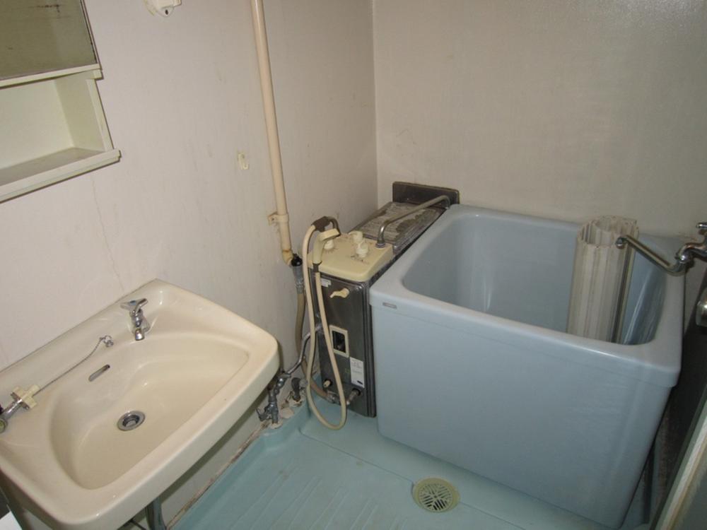 Bathroom. Room (May 2013) Shooting