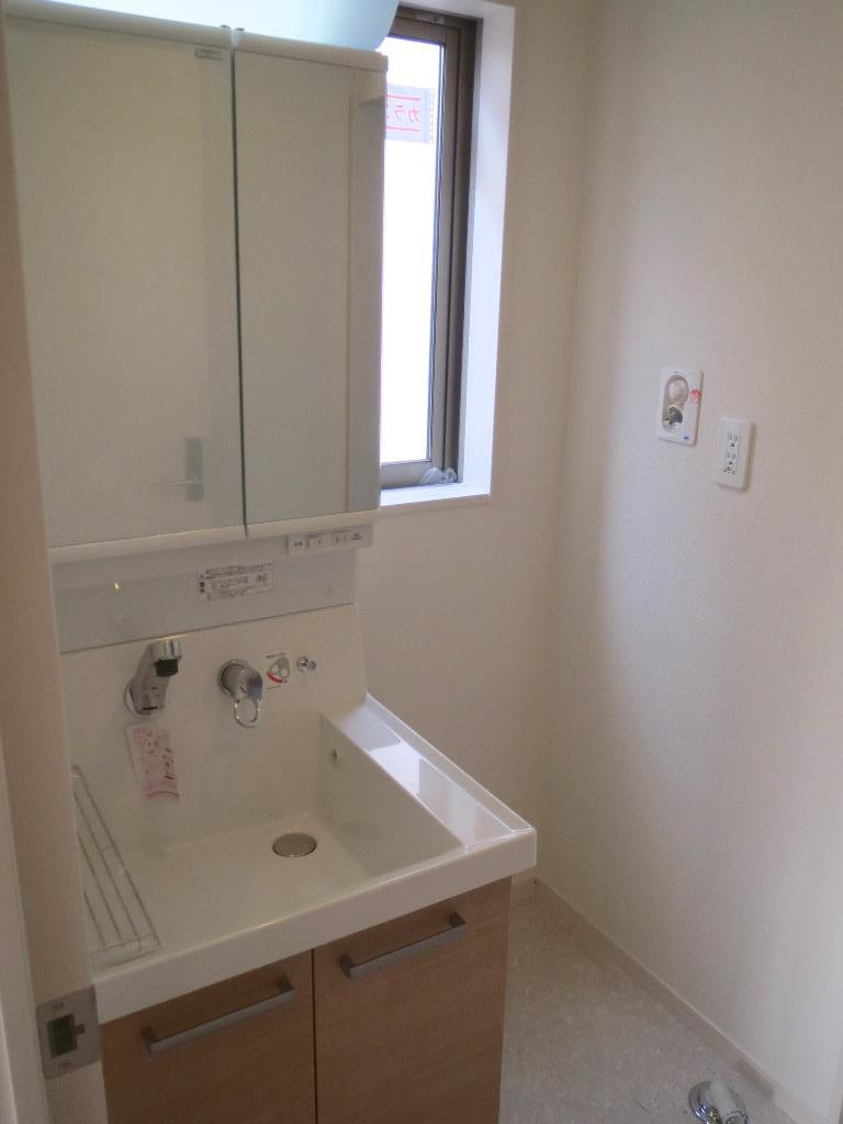 Wash basin, toilet. Indoor (12 May 2013) Shooting