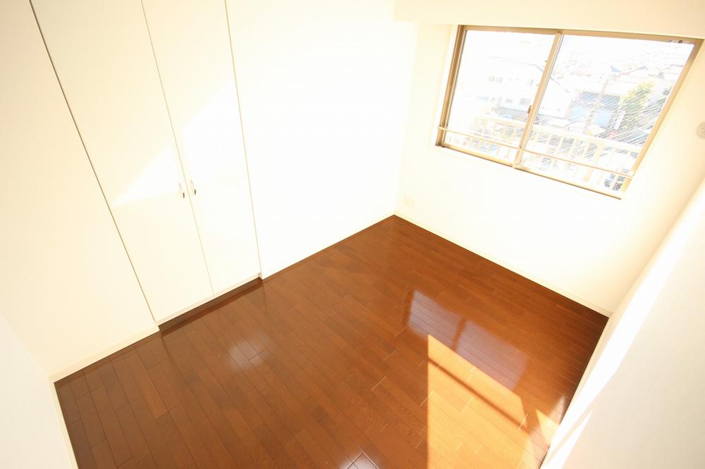 Non-living room. Equipped each room storage