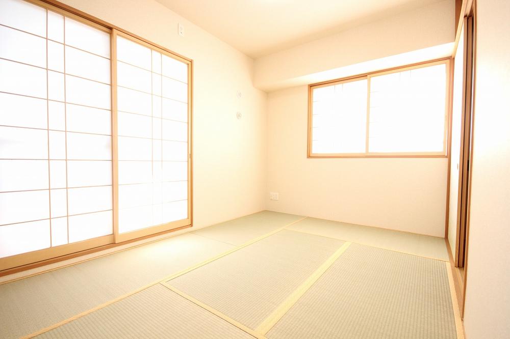 Non-living room. Luxury of sun enter from two sides