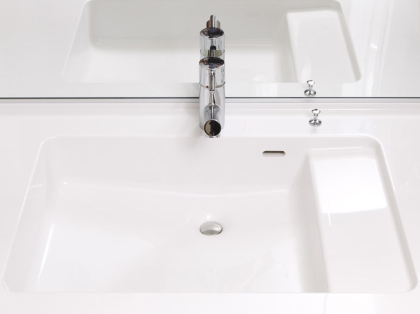 Bathing-wash room.  [Organic glass-based new material basin counter] Beautifully counters spread in flat. Providing a step in the wash bowl, Soap and cup, It is convenient to temporary, such as a wet towel.