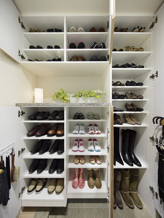 Interior.  [Oberstdorf original multi shoes shelf] Thorough pursuit of ease of use incorporating the voice of the people who live. Widely 30cm the width than the company's traditional footwear in of, By adopt a variety of ideas, It has achieved about 1.5 times the amount of storage. Also it can be stored golf bag and stroller, Slippers storage and umbrella-seat bar and five-hook has been set up on the back of the door. (Same specifications)