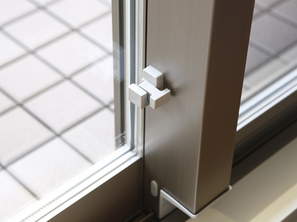 Other.  [Finger scissors prevention stopper] Because of the finger scissors prevention, The openable double sliding sash windows, Set up a bracket to prevent accidents of finger scissors, 引残 Mr. have the provided. We care to ensure the safety of small children.  ※ Except for the part (same specifications)