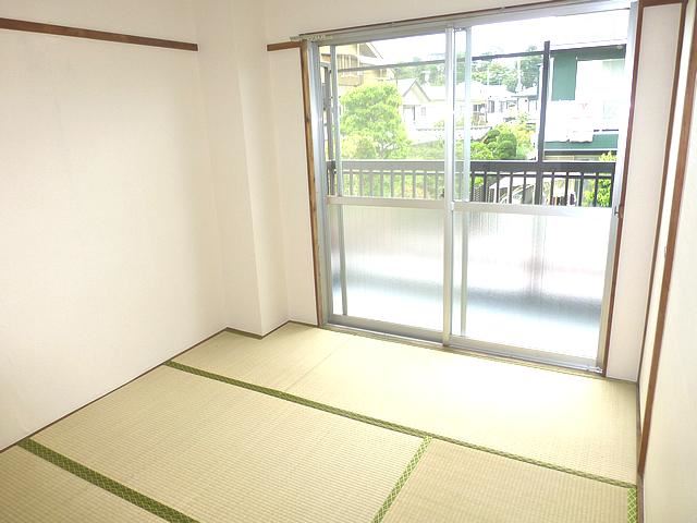 Living and room. Is a Japanese-style room It is somewhat calm atmosphere