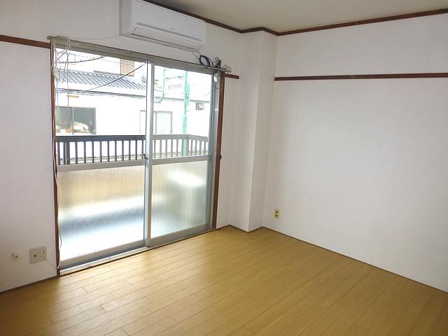 Living and room. There is a Western and Japanese-style both veranda