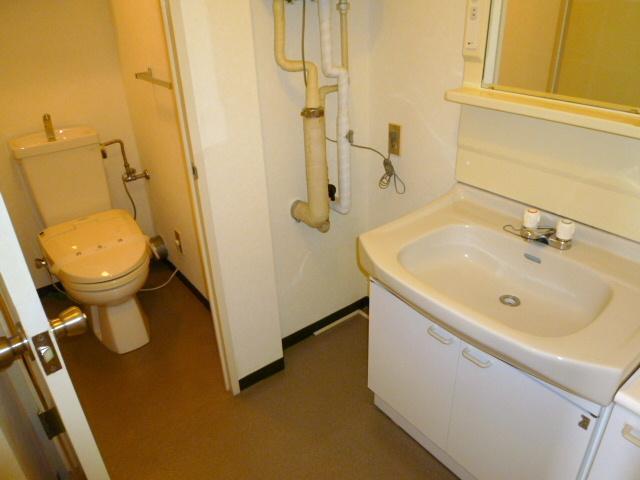 Toilet. Independent wash basin and shower with toilet. Is a dressing room