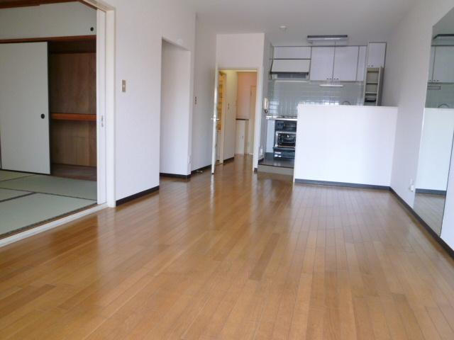 Living and room. Spacious LDK. There is also a Japanese-style room