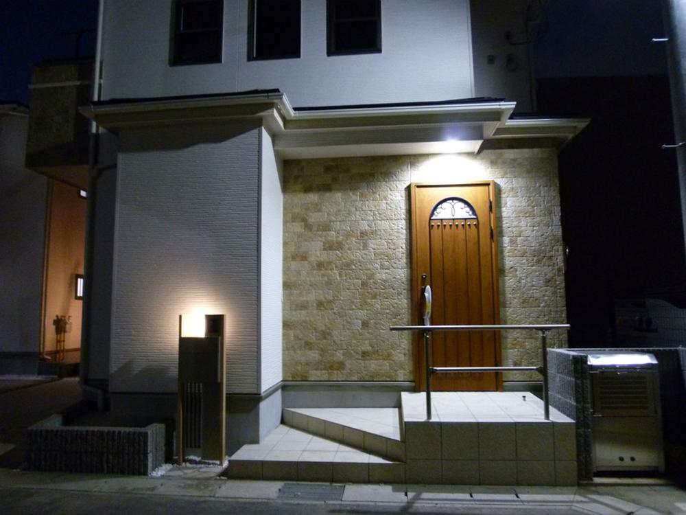 Entrance. Light-up entrance approach (7 Building)