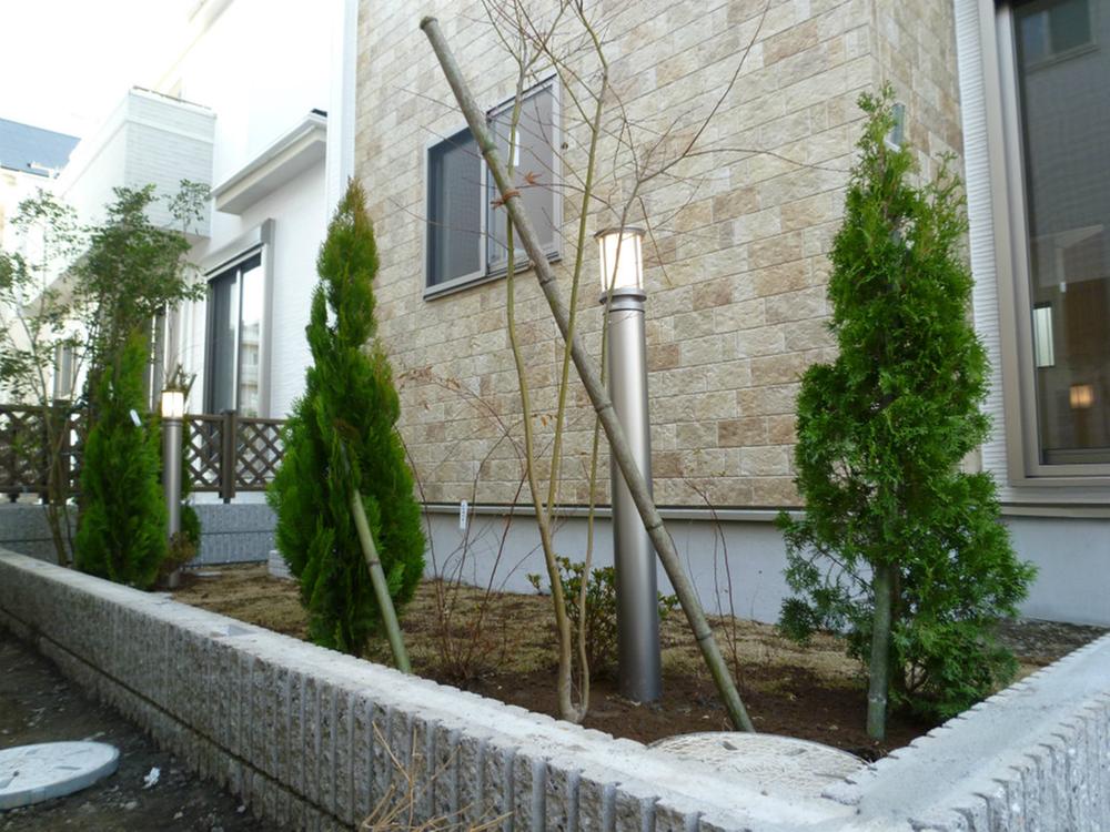 Other. Fashionable 2 places standard construction the LED entrance lights to light up the planting.