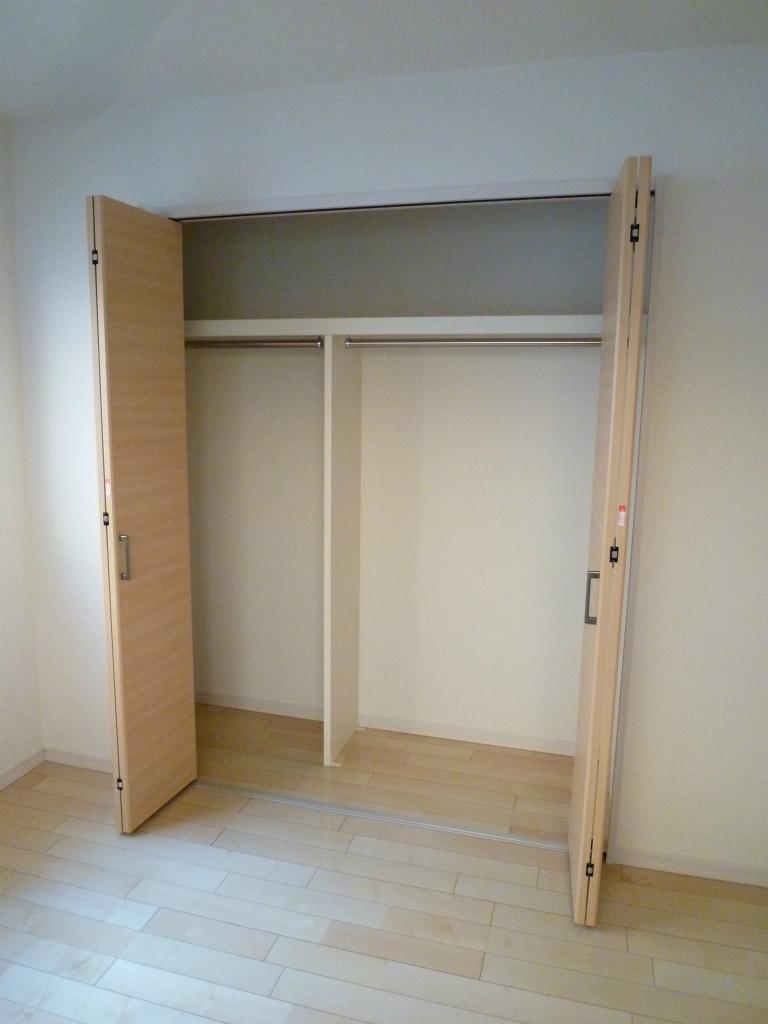 Other introspection. Closet inside has construction of the partition hanger pipe.
