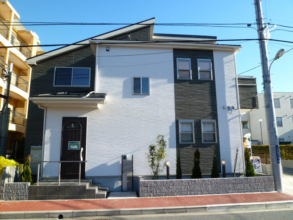 Local appearance photo. 1 Building appearance of the sidewalk with the southwest corner lot