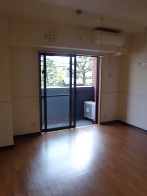 Living and room. It is a spacious living room of quires 9,4.