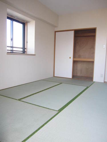 Toilet. Bay window with a Japanese-style room