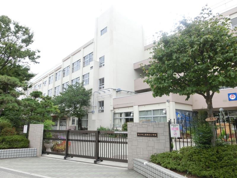 Primary school. Symbol of 60m school to wealth Mihama elementary school, Kusunoki is honorably grows in the front gate. It is an elementary school that is the development of spiritually rich burly children to motto.