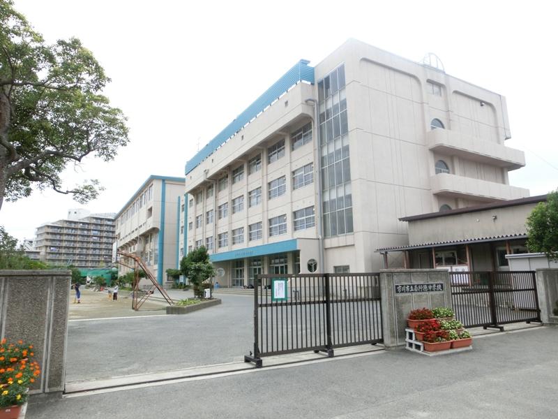 Junior high school. Minamigyotoku until junior high school 250m "Knowledge ・ Virtue ・ Balanced humanity rich student of development of harmony of the body "is the motto.