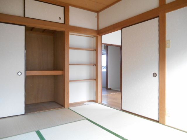 Living and room. Japanese-style room is warm in winter and cool in summer