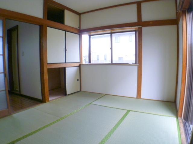 Living and room. Two-sided lighting with a bay window