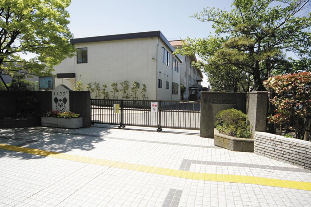 Primary school. 617m until Ichikawa Municipal Owada elementary school