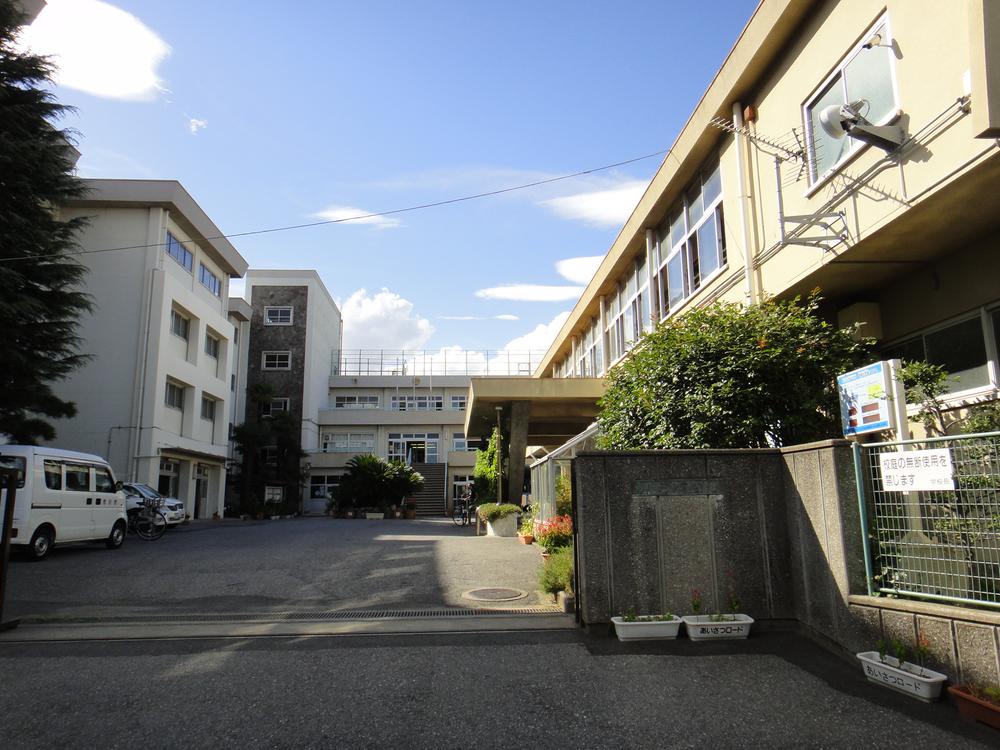 Junior high school. 300m until Ichikawa Municipal eighth Junior High School