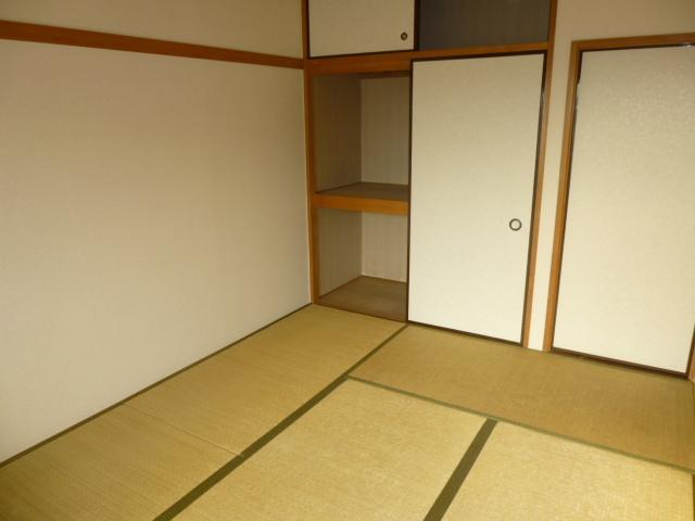 Living and room. Condition is good feeling of the Japanese-style room