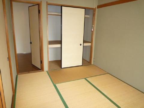 Living and room. It is with storage of Japanese-style. 