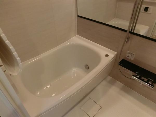 Bathroom. Healing bath time in the friendly beige tone.