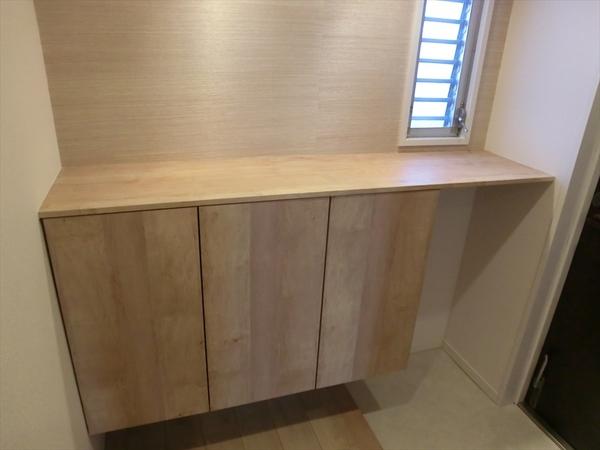 Entrance. Directing the kindness of solid wood.