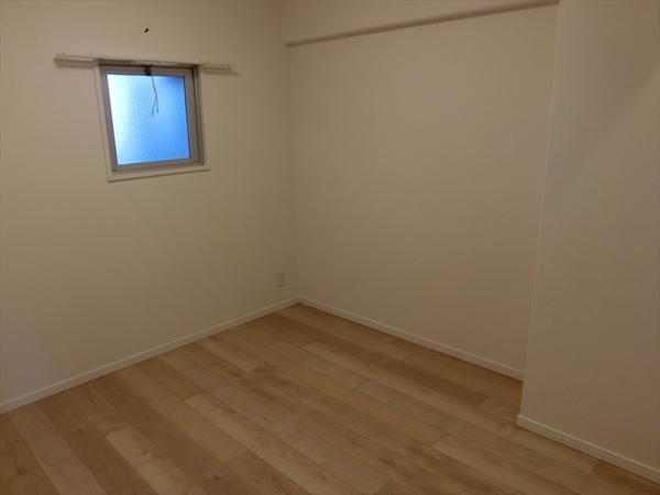 Non-living room. Friendly room of all rooms woodgrain.