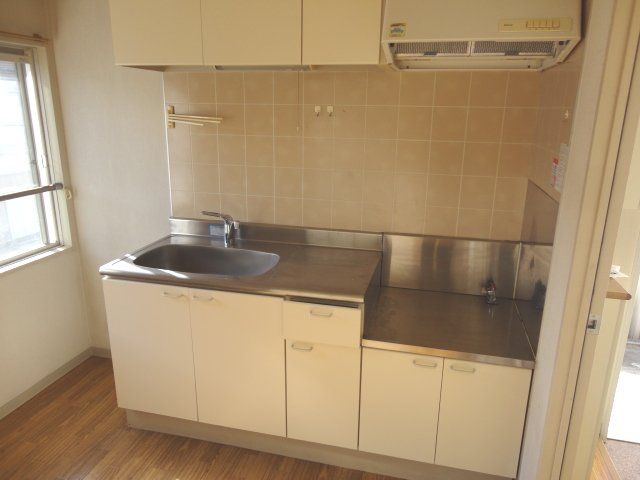 Kitchen. Gas stove can be installed. 