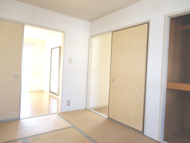 Living and room. Is a Japanese-style room. 