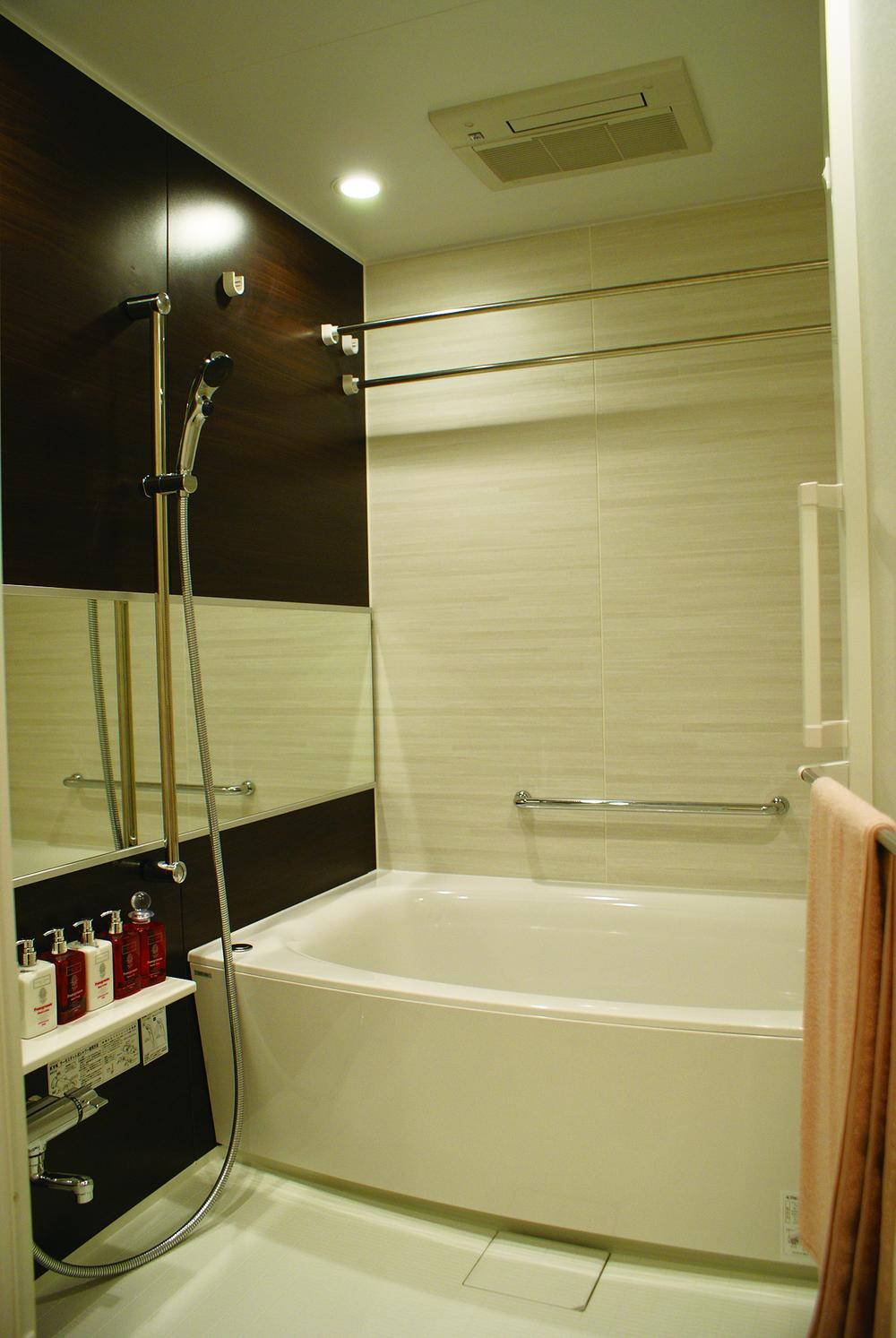 Bathroom. Bathtub is a bow-type tub of features fit like harbor gently body. Easy to sit, You can relax and use.