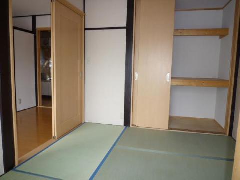 Other room space. Is a Japanese-style room there is a large storage.