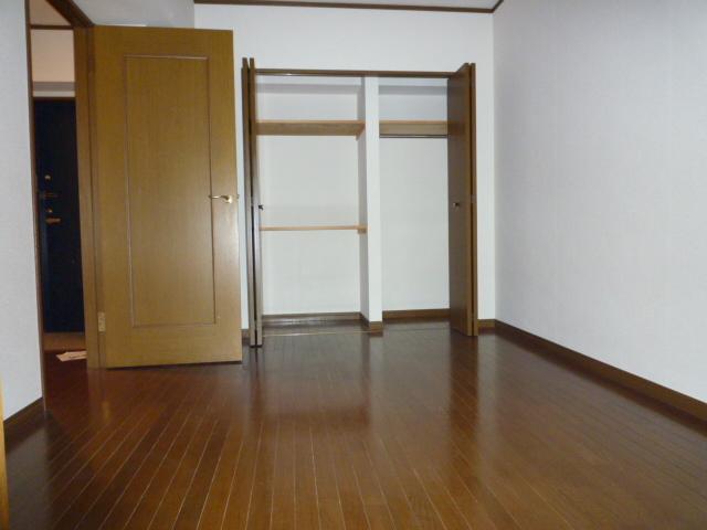 Other room space. Many storage, Is also a sufficient amount of storage live with two people.