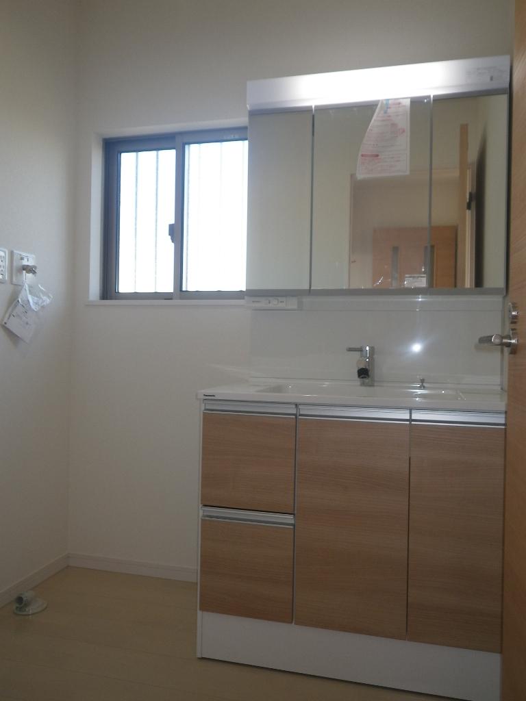Wash basin, toilet. It is the washstand