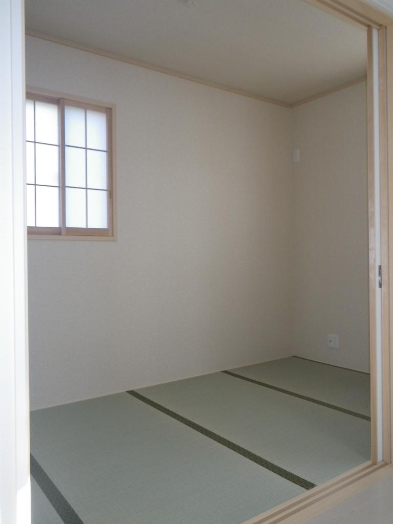 Non-living room. Tatami is a corner