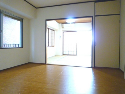 Living and room. It can be used as a spacious space of about 12 pledge by connecting a Japanese-style room