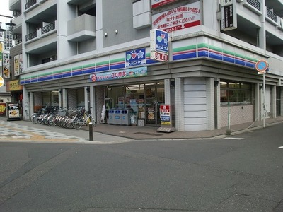 Convenience store. Three F Gyotokuekimae store up (convenience store) 330m