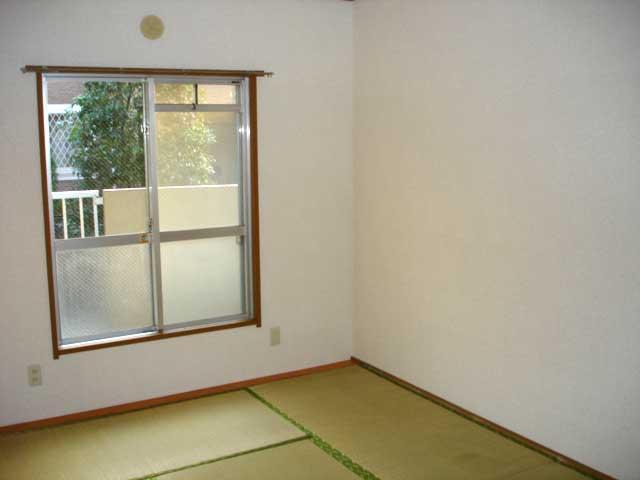 Other room space. It is a Japanese-style room settle