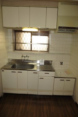 Kitchen. 2-neck is a gas stove can be installed