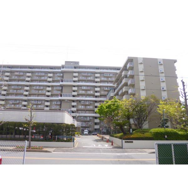 Local appearance photo. There is a bus stop in front of the eye