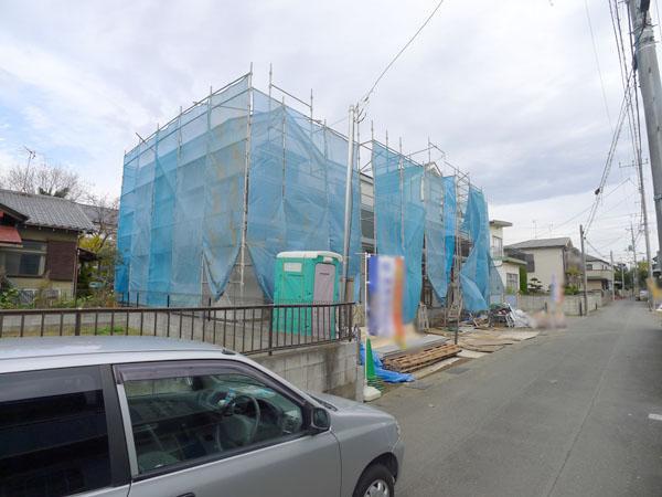 Local photos, including front road. Overall