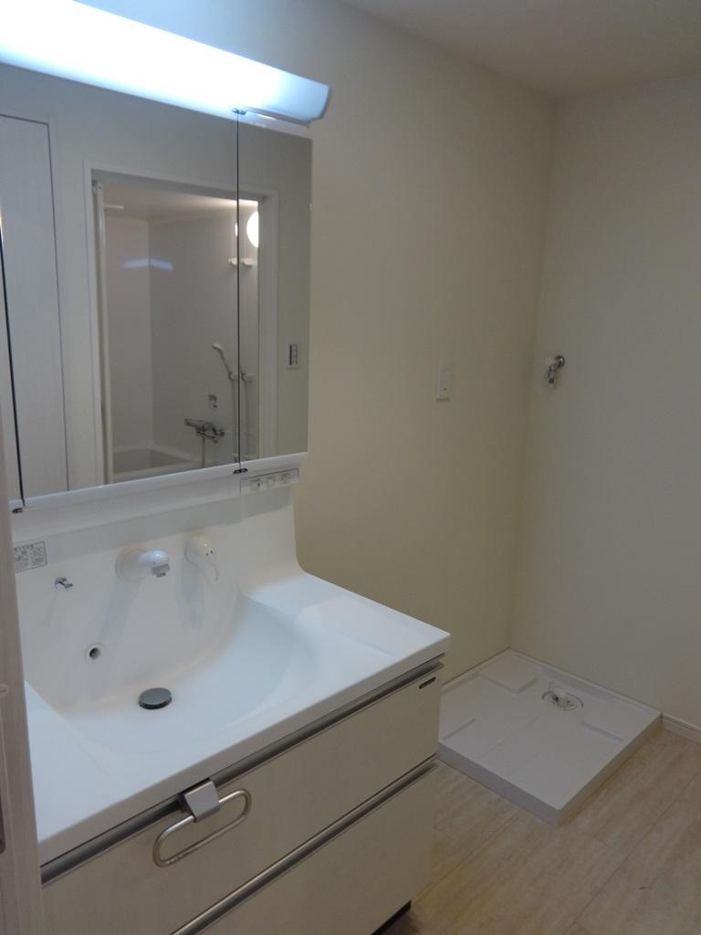 Wash basin, toilet. Local (11 May 2013) Shooting