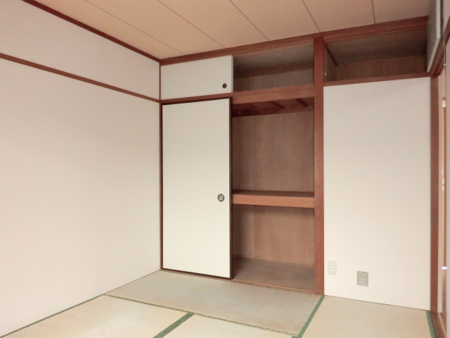 Other room space. Shooting a Japanese-style room from window