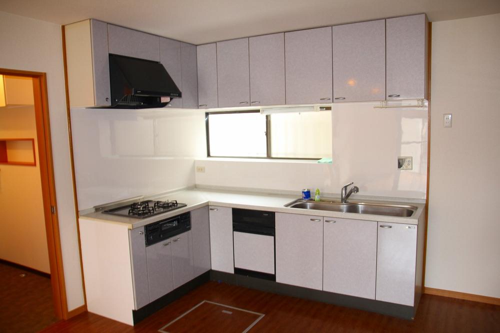 Kitchen. Spacious kitchen ☆