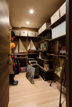 Receipt.  [Home closet] Those of the family each person's hobby, Decoration of the season ・ clothing, Flexible space that can be rich in accommodating a variety of items, such as travel bag.  ※ C1 ・ C2 type only